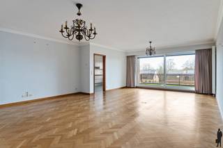 Verrassend ruim appartement met 2 grote slaapkamers, 2 terrassen en ondergrondse staanplaatsHet appartement is gelegen op de Boniverlei, op de grens...