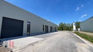 Duurzame KMO-unit van 820 m², samenvoegbaar tot een totale oppervlakte van 2.460 m², te koop.De site is strategisch gelegen vlak bij het...