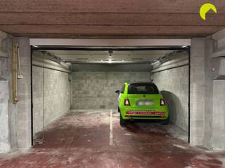 <p><span>Vlakbij het centrum van Mortsel , tegenover het nieuwbouwproject </span><span>Stadsterras</span><span>, bieden wij u deze zeer ruime garagebox/opslagruimte aan op verdieping -2 in een goed onderhouden garagecomplex.</span></p><p><span>Kavels 15-16 waren oorspronkelijk 2 autostaanplaatsen die recent samengevoegd werden tot één grote box met nieuwe poort en muren.</span></p><p><span>De afmeting bedraagt 4,5m x 5m.</span></p><p><span>De box biedt thans plaats aan 1 of 2 auto's + in de hoogte opslagruimte. Werkplaats is niet toegelaten.</span></p><p><span> </span></p><p><span>Nuttige informatie:</span></p><p><span>- De hoogte van de inrit naar de ondergrondse verdieping is 1,78m</span></p><p><span>- Onmiddellijk beschikbaar bij akte.</span></p><p><span>- Geen stopcontact aanwezig.</span></p><p><span>- De syndicus is Uw Beheer te Borgerhout. De gemeenschappelijke kosten bedragen €25,00 per maand</span></p><p><span>- Watertoets: P-score =C en G-score = B</span></p><p><span> </span></p><p><span>Voor meer info of een bezoek ter plaatse bel 03/449.42.41 of surf naar <span>www.habicom.be</span></span><span> </span></p><p><span>Benieuwd naar de waarde van uw woning? Check het gratis op www.watismijnhuiswaard.be</span></p><p><span> </span></p>