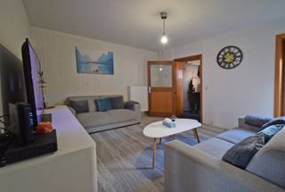 Deze charmante woning verwelkomt je met een gezellige voorplaats en een lichtrijke leefruimte die uitnodigt tot ontspannen. Aansluitend bevindt zich de volledig ingerichte keuken, voorzien van alle nodige comfort. De moderne badkamer is uitgerust met een inloopdouche, lavabo en toilet.<br /><br />Buiten vind je een compacte, onderhoudsvriendelijke koer waar je heerlijk kan genieten van de buitenlucht, evenals een praktische buitenberging voor extra opslagruimte.<br />Op de bovenverdieping bevinden zich twee volwaardige slaapkamers, ideaal als slaap-, werk- of hobbyruimte. Deze woning is perfect voor starters, alleenstaanden of koppels die op zoek zijn naar een centrale en toch rustige woonomgeving.<br />Troeven:<br />✔ Gerenoveerd en instapklaar – meteen klaar om in te trekken<br />✔ Gelegen in het centrum van Rumbeke, nabij winkels, scholen en openbaar vervoer<br />✔ Praktische indeling met gezellige buitenruimte en handige bergruimte