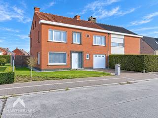 <p>Goed onderhouden halfopen bebouwing in een rustige omgeving bestaande uit een ruime inkomhal met gastentoilet, lichtrijke woonkamer met eet-en zithoek, uitgeruste keuken met eetplaats, garage met sectionale poort, praktische was/bergplaats met douche en een onderhoudsvriendelijke zuidoost gerichte tuin met aangelegd terras en tuinberging. Op het verdiep zijn 4 volwaardige slaapkamers, badkamer (ligbad, lavabo en toilet) en een trapluik naar de geïsoleerde zolder die mits het plaatsen van een vaste trap de mogelijkheid biedt om nog een extra slaapkamer bij te creëren.</p>
<p></p>
<p>Extra troeven:</p>
<ul>
<li>2 regenwaterputten</li>
<li>Ruime geïsoleerde zolder</li>
<li>Droge kelder</li>
<li>Voortuin met private oprit</li>
<li>In de nabijheid van scholen, winkels en openbaar vervoer</li>
<li>Ruime woning met veel mogelijkheden</li>
</ul>
<p></p>
<p>Deze woning is te koop ZONDER makelaar via het concept van Smart Houses! Wenst u verdere inlichtingen of bezoek? Contacteer rechtstreeks de eigenaar via +32494302225</p>