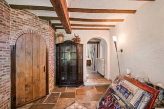 Charmante maison de caractère d’un jardin intérieur unique et bénéficiant d’une vue magnifique. Au cœur du magnifique Mont-de-l’Enclus se trouve cette authentique remise à calèches pleine de caractère, qui attend un nouveau propriétaire visionnaire.Le bâtiment principal, une charmante remise à rénover, offre de nombreuses possibilités pour créer une demeure unique et pleine de caractère. Les éléments authentiques et la structure constituent une base magnifique pour un projet de rénovation où charme et confort moderne peuvent aller de pair.Une opportunité rare pour les amateurs de propriétés de caractère, de projets de rénovation et de lieux uniques.Idéal pour des chambres d’hôtes, des professions libérales ou des promoteurs immobiliers. Visite sur rendez-vous auprès d’IMMO BEGUIN : info@immobeguin.be