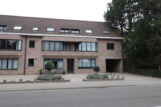 <p><strong><span>INDELING<br /></span></strong><span>Woonkamer met videofoon en ingemaakte kast, aanbouwkeuken met spoeltafel met 1 spoelbak, afzuigkap, keramische kookplaat en koelkast met diepvriesvakje, gerenoveerde toiletruimte, nachthal, gerenoveerde badkamer, berging met aardgasbrander van de C.V. en van de warmwaterbereiding, 1 slaapkamer met dressingkast.<br /><br /></span><strong><span>BUITEN<br /></span></strong><span>Balkon vooraan. </span><span>Terras achteraan.<br /></span><span>Garage nr. 10 voorzien van elektriciteit.<br /><br /><strong>POSITIEVE ASPECTEN</strong><br />Gezellig gerenoveerd dakappartement (nieuwe vloer en gerenoveerde badkamer/toiletruimte<i>)</i><br />Het appartement wordt volledig opgeschilderd door de verhuurder<br /><br /></span><span>Forfaitair bedrag gemeensch. kosten: 40,00 euro per maand ( =o.a. onderhoud van de gemeensch. delen en het elektr. - en waterverbruik van de gemeensch. delen). </span></p>