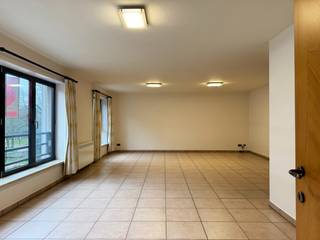 Uitzonderlijk ruim en praktisch ingedeeld appartement van 185 m², gelegen op een toplocatie vlak bij het Zuidpark alsook op wandelafstand van het historisch centrum van Gent. De lichtrijke woonkamer en ruime slaapkamers zorgen voor comfort, terwijl de gunstige ligging uitstekende bereikbaarheid biedt met zowel openbaar vervoer als de auto. Het appartement beschikt over een terras over de volledige breedte, een volledig ingerichte keuken met vaatwasmachine en ruime kasten, en overal vliegenramen. Winkels, restaurants en het park liggen op wandelafstand, waardoor dit een ideale combinatie is van rust, ruimte en stadsleven.<br /><br />Indeling: Inkom, leefruimte, eetruimte, keuken, apart toilet, badkamer met 2 lavabo's, inloopdouche en bad, 3 slaapkamers met toegang tot het terras met luifel, tweede badkamer met lavabo, toilet en inloopdouche.<br /><br />Onmiddellijk beschikbaar.<br />Mogelijkheid huur garageplaats 100,- euro per maand, inrit via Hofstraat.<br />Voor meer informatie contacteer louise@centeroffice.be of Louise 0493 76 17 53.