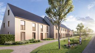 Op wandelafstand van de markt van Pittem transformeren we een voormalige tuinbouwsite tot een moderne, autoluwe woonbuurt met 21 energiezuinige woningen. Langs de Koffiestraat worden 8 woningen gerealiseerd, elk voorzien van een inpandige garage. Achterliggend worden 13 woningen gebouwd voorzien van een carport met de nodige voorzieningen voor elektrisch laden. Wat dit project extra bijzonder maakt, is de gemeenschappelijke groenzone met een rustige verbinding voor fietsers en wandelaars.<br /><br /><strong>Indeling van de woningen:</strong><br />Gelijkvloers: inkomhal met gastentoilet, ruime en lichtrijke leefruimte met open keuken, praktische berging of inpandige garage.<br />Verdiep: nachthal met apart toilet, 3 ruime slaapkamers en een badkamer met ligbad, inloopdouche en dubbel lavabomeubel. <br />Zolder: te bereiken via het zolderluik.<br /><br /><strong>Troeven van deze woningen:</strong>
<ul>
	<li>Verlaagd btw-tarief van 6% voor afbraak en heropbouw (indien je aan de voorwaarden voldoet)</li>
	<li>Tuinaanleg inbegrepen</li>
	<li>Duurzaam en energiezuinig wonen</li>
	<li>Zonnige tuinen</li>
	<li>Vloerverwarming op het gelijkvloers in combinatie met lucht/water warmtepomp</li>
	<li>Regenwaterput van 7.500 liter aangesloten op toiletten, wasmachine en buitenkraan</li>
	<li>Kies zelf de afwerking van jouw woning volgens eigen smaak en budget – zo maak je van deze woning écht jouw thuis</li>
	<li>Mogelijkheid tot aankopen van een extra private parkeerplaats </li>
</ul>
Of je nu op zoek bent naar een eerste woning, een gezinsvriendelijke thuis of een slimme investering: dit project combineert ligging, duurzaamheid en woonkwaliteit op een unieke manier.<br />Contacteer ons vandaag nog voor meer informatie of een afspraak op ons kantoor te Roeselare. 