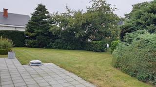 Deze bungalow werd grondig gerenoveerd in 2020.  Indeling : inkomhall, living, ingerichte keuken, veranda, toilet, badkamer, 3 slaapkamers, berging...