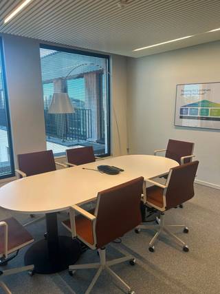 <ul>
<li><span>Kantoorruimte van ca. 297 m²</span></li>
<li><span>Vierde verdieping</span></li>
<li><span>Open werkruimtes, kantoren en vergaderruimtes</span></li>
<li><span>Centrale ligging in Mechelen</span></li>
<li><span>Goede bereikbaarheid met openbaar vervoer</span></li>
<li><span>Vlotte verbinding met de E19</span></li>
<li><span>5 ondergrondse parkeerplaatsen beschikbaar</span></li>
</ul>