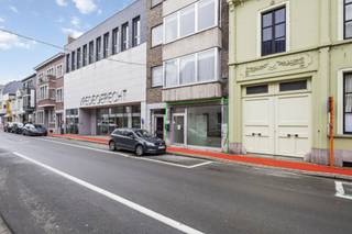 Veelzijdig handelspand op toplocatie in Waregem.Dit commercieel gelegen handelspand bevindt zich in de bruisende Stationsstraat, dé drukke...