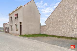 Op een afgelegen locatie te Geluwe maar toch vlakbij A19 Ieper-Kortrijk en verschillende winkels treffen we deze te renoveren woning. In...