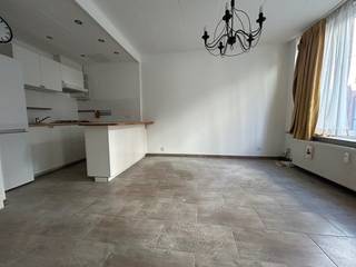 Centraal gelegen gelijkvloerse studio met aparte slaapkamer. Er is een open keuken met ijskast en diepvriezer, gasvuur en een dampkap. Badkamer...