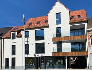 <p>Ruim en lichtrijk 2 slaapkamer-appartement met groot terras</p><p>Ontdek dit prachtige energiezuinige 2-slaapkamerappartement grootte 80m² op de eerste verdieping, rustig gelegen aan de achterzijde van een recent vernieuwd gebouw in het centrum van Onze-Lieve-Vrouw-Waver.<br />De troef van dit appartement is het bijkomende 14m² ruime terras, waar u in alle rust kunt genieten van een uitzicht op het historische Ursulinenklooster.</p><p>Comfortabel en lichtrijk wonen</p><p>Via de inkomhal komt u in de ruime leefruimte met een volledig ingerichte open keuken. Dankzij de grote raampartijen geniet de leefruimte van veel natuurlijk licht. Vanuit de leefruimte heeft u rechtstreeks toegang tot het ruime terras.<br />Het appartement beschikt over twee slaapkamers en een badkamer met douche. De grootste slaapkamer is uitgerust met een ruime ingemaakte kast, wat zorgt voor extra praktische bergruimte.<br />Verder vindt u in de inkomhal een apart toilet.<br />Aan alle ramen zijn op maat gemaakte horren voorzien. Bovendien is in alle ruimtes reeds verlichting geïnstalleerd, zodat u er meteen comfortabel kunt intrekken.</p><p>Praktische bergruimte</p><p>Het appartement beschikt over een afgesloten berging met de technische installaties en aansluitingen voor wasmachine en droogkast.<br />Het appartement is bereikbaar via trap of lift.<br />Bij het appartement horen bovendien een eigen autostaanplaats en<br />een extra private berging in de kelder.</p><p>Energiezuinig</p><p>Dankzij de recente nieuwbouw beschikt het appartement over een uitstekend E-peil van 27, wat garant staat voor een energiezuinige en comfortabele woning.</p><p>Troeven op een rij</p><p>Ruim en lichtrijk nieuwbouwappartement<br />2 slaapkamers<br />Rustige ligging aan de achterzijde van het gebouw<br />Groot terras van 14 m²<br />Volledig ingerichte open keuken, inclusief diepvries<br />Grote ingemaakte kast in de hoofdslaapkamer<br />Badkamer met douche<br />Apart toilet<br />Horren aan alle ramen<br />Opbouwspots in alle ruimtes<br />Afgesloten berging met aansluiting voor wasmachine en droogkast<br />Lift aanwezig<br />Autostaanplaats inbegrepen</p>