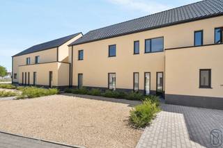 Dernière phase – Projet Rue de Sglatignies, Neufmaison (Saint-Ghislain). Quatre nouvelles constructions basse énergie à vendre. Chaque maison comprend, au rez-de-chaussée, un hall d’entrée, un séjour avec salle à manger, une cuisine, un débarras et des toilettes. À l’étage, vous trouverez 3 chambres et une salle de bains. Le grenier est aménageable en au moins 2 chambres supplémentaires. Chaque logement dispose d’une terrasse privée, d’un jardin orienté plein sud et de 2 emplacements de parking. Une remise extérieure est disponible en option dans la résidence.<br />Les lots 1, 2 et 3 sont proposés clé sur porte.<br />Prix hors TVA et frais supplémentaires.<br />Visite sur rendez-vous : guido@immobeguin.be