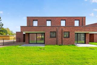 Energiezuinig en duurzaam wonen, dat kan u binnenkort in centrum Nijlen.<br />Deze nieuwbouwwoning met 3 slaapkamers en zuid-tuin ligt op een toplocatie. Zeer rustig gelegen maar toch op minder dan 100 meter van het dorpscentrum.<br />De woning wordt uitgerust met energiezuinige en duurzame technieken zoals een warmtepomp, vloerverwarming, ventilatiesysteem, regenwaterrecuperatie, zonnepanelen, ....<br />Deze tijdloze gezinswoning biedt u alle comfort en heeft volgende indeling: <br />GLV – inkom; gastentoilet; woonkamer met ingerichte open keuken en directe toegang tot terras en tuin; technische berging (aansluiting WM/DK en technieken).<br />Bovenverdieping – 3 ruime slaapkamers en ruime badkamer met inloopdouche, dubbele lavabo en toilet. <br />Terras en tuinzones worden aangelegd. De tuin wordt omheind en voorzien van een ruime tuinberging. <br />U kan de laatste details van deze woning conform het lastenboek nog afwerken volgens uw stijl en smaak. Aankoop onder stelsel van registratierechten (grond) en BTW (woning). Een ondergrondse parking is verplicht aan te (huur-)kopen.<br />Wilt u stressvrij en energiezuinig wonen in alle comfort? Boek uw bezoek via 0479 01 00 00 of info@avantivastgoed.be<br />We helpen u graag verder!