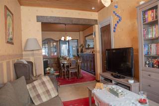 <p><span>Verzorgde woning die instapklaar is. Op het gelijkvloers is een  zitplaats, een eetplaats met aansluitend de keuken over de ganse breedte van de woning. De keuken is ingericht met veel kasten, gasvuur, oven , dampkap en ijskast. Achter de keuken is een ruime badkamer met douche, dubbele lavabo, ligbad en toilet. Verder is er nog een ruime wasplaats met aansluitend een veranda en een trap naar de lager gelegen tuin. De tuin heeft een uitweg naar de achtergelegen straat via het tuinhuis. Op de 1° verdieping zijn er 2 slaapkamers en een toilet. Onder het zadeldak is er nog een ruime zolder die toegankelijk is via een uittrektrap. Verder is er een droge kelder.</span></p><p><span>Het EPC is een F attest, maar met beperkte middelen kan er een D attest van gemaakt worden.</span></p><p><span> </span></p><p><span>Voor meer inlichtingen, een bezoek of een vrijblijvende waardebepaling van uw eigendom tel 03/866 16 61 of mail naar info@vastgoedclement.be.</span></p><p><span> </span></p><p><span>Stedenbouwkundige inlichtingen in aanvraag.</span></p><p><span> </span></p><p><span> </span></p><p><span> </span></p>