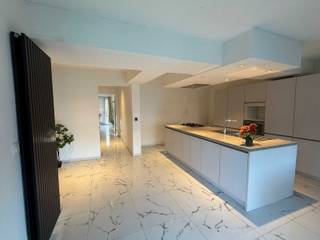 <p>Ruime woning met veel potentieel op een perceel van 4a 63ca, bestaande uit: inkomhal, apart toilet, wasruimte, open keuken, nachthal, 5 volwaardige kamers (waarvan één kan worden ingericht als slaapkamer, hobbyruimte of praktijkruimte), 2 badkamers en een inpandige garage. <br /><br />Deze woning beschikt over een bewoonbare oppervlakte van ca. 200 m². Achteraan bevindt zich een aangename tuin met tuinhuis. Dankzij de ruime en flexibele indeling is deze woning ideaal voor grote gezinnen en voor wie wonen wil combineren met een hobby of praktijkruimte.<br /><br />Gelegen in een aangename woonomgeving met vlotte verbindingen en voorzieningen in de nabije omgeving.<br /><br />Contacteer ons kantoor voor meer info of een bezoek ter plaatse via 0472/533.946 of mail info@immo-b.be!</p>