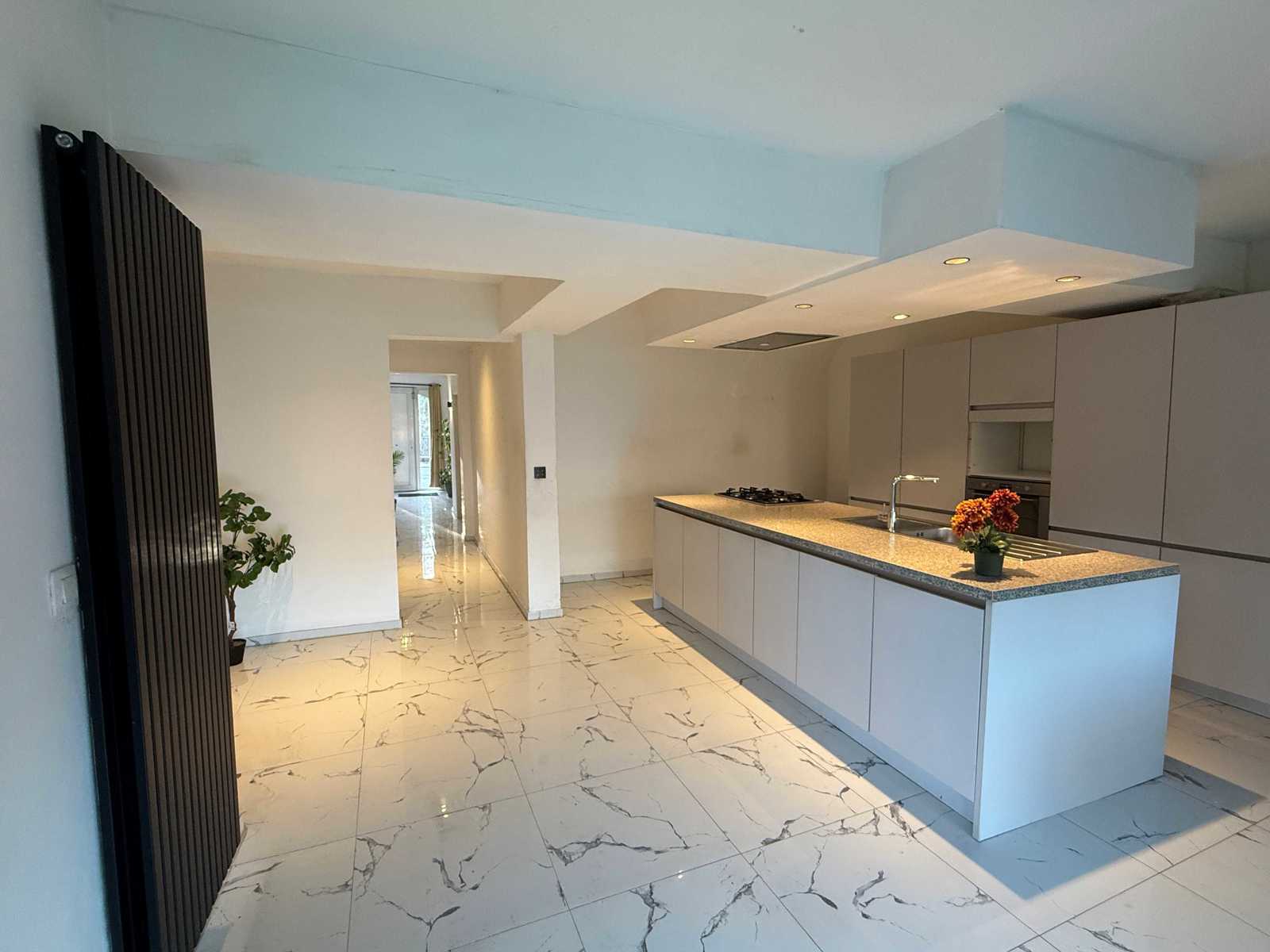 Ruime woning met 5 slpk's en tuin op 4a 63ca - foto 3