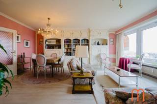<strong>Exclusief wonen met panoramisch uitzicht</strong><br /><br />Op de <strong>11de verdieping van Residentie Melinda</strong> bevindt zich dit ruime appartement van <strong>100 m²</strong>, waar licht, ruimte en een uitzonderlijke ligging centraal staan.<br />Vanuit de woonkamer geniet u van een <strong>adembenemend, vrij uitzicht op de jachthaven</strong>, aangevuld met een aangenaam zicht op zee.<br />Een unieke woonbeleving voor wie houdt van rust, licht en een prachtig panorama.<br /><br /><strong>Lichtrijke woonkamer met uitzicht op de jachthaven</strong><br />De royale leefruimte vormt het hart van het appartement. Dankzij de grote raampartijen baadt de woonkamer in het natuurlijke licht en geniet u dagelijks van een spectaculair uitzicht over de jachthaven en een glimp van de zee.<br />Een ideale plek om te ontspannen of gasten te ontvangen.<br /><br /><strong>Praktische keuken en comfortabele indeling</strong><br />De keuken bevindt zich aan de voorzijde van het appartement en biedt een praktische indeling met tal van mogelijkheden.<br />Verder beschikt het appartement over een <strong>badkamer met ligbad</strong>, een <strong>afzonderlijk toilet</strong> en een functionele nachthal.<br /><br /><strong>3 slaapkamers met zonnig terras</strong><br />Aan de rustige achterzijde bevinden zich <strong>3 volwaardige slaapkamers</strong>, die allemaal uitgeven op een <strong>zonnig terras</strong>.<br />Hier geniet u van een prachtig groen uitzicht op het Maria-Hendrikapark, het groene hart van Oostende, wat zorgt voor een aangename, rustige sfeer.<br /><br /><strong>Extra troef: autostandplaats mogelijk</strong><br />Voor wie extra comfort wenst, is er de <strong>mogelijkheid tot aankoop van een autostandplaats in de residentie</strong>. Een waardevolle meerwaarde in deze gegeerde omgeving.<br /><br /><strong>Energiezuinig appartement met gunstig EPC</strong><br /><br /><strong>Enkele kenmerken:</strong><br /><span>Bewoonbare oppervlakte: <strong>100 m²</strong></span><br /><span>3 slaapkamers met zonneterras aan de achterzijde</span><br /><span>Mogelijkheid tot aankoop van <strong>autostandplaats (nr 9)</strong></span><br /><span><strong>EPC: B – 143 kWh/m²/jaar</strong><br />Verwarming : aansluiting op het warmtenet</span><br /><span>Kadastraal inkomen: € 1.296</span><br /><span>Bouwjaar: 1973 </span><br /><br /><strong>Waarom kiezen voor dit appartement?</strong><br />Dit appartement is de ideale keuze voor wie op zoek is naar een <strong>ruim appartement te koop met zicht op de jachthaven</strong>, <strong>drie slaapkamers</strong>, <strong>zonneterras</strong> en een uitstekende ligging.<br />Dankzij de combinatie van een panoramisch uitzicht, een rustige achterzijde en een gunstige EPC-score vormt dit een interessante opportuniteit als vaste woonplaats, tweede verblijf of investering.<br /><br />Plan vandaag nog uw bezoek en ontdek zelf de unieke troeven van dit appartement in Residentie Melinda.<br /> 