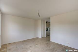 <span>ENERGIEZUINIGE NIEUWBOUWWONING MET 3 SLAAPKAMERS TE BILZEN</span><br /><br /><span>Deze nieuwbouwwoning vinden we terug aan de Riemsterweg 167 te Martenslinde, deelgemeente van Bilzen. Door haar centrale ligging is er een goede uitvalsbasis naar zowel de omliggende dorpen en steden alsook de op- en afrit van de autostrade E313. Alle voorzieningen zijn op minder dan 5 minuten rijden bereikbaar, evenals het stadscentrum van Bilzen. Ook het kasteeldomein Alden Biesen met zijn vele wandel- en fietsroutes is kortbij gelegen.</span><br /><br /><span>De indeling van de woning is als volgt:</span><br /><span>GELIJKVLOERSE VERDIEPING:</span><br /><span>- Inkomhal.</span><br /><span>- Gastentoilet.</span><br /><span>- Woonkamer.</span><br /><span>- Ruime lichtrijke keuken met eetplaats. De keuken is voorzien van koelkast, oven, kookplaat met afzuigkap en een vaatwasser.</span><br /><span>- Berging met aansluiting voor het wasmachine.</span><br /><br /><span>TWEEDE VERDIEPING:</span><br /><span>- Nachthal.</span><br /><span>- 3 slaapkamers, waarvan de master bedroom over een dressing beschikt.<br />- Badkamer. De badkamer is voorzien van een enkele lavabo en een douche.</span><br /><span>- Toilet.</span><br /><br /><span>DERDE VERDIEPING: </span><br /><span>- Zolderruimte die kan dienen als extra bergruimte.</span><br /><br /><span>Er zijn geen gemeenschappelijke kosten voor de woning.</span><br /><span>De woning is voorzien van 14 zonnepanelen en van een parkeerruimte aan de voorzijde en een tuin aan de achterzijde, d</span>e tuin heeft een zuid-westelijke oriëntatie<span>.</span><br /><br /><span>Wilt u graag een bezichtiging inplannen voor deze nieuwbouwwoning? Contacteer ons dan vrijblijvend via info@matisimmo.be.</span>