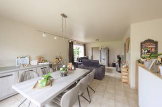 Deze rustig gelegen gezinswoning te Evergem betreft halfopen bebouwing. Gelegen op een uiterst centrale locatie nabij het centrum van Evergem, dichtbij winkels, scholen, faciliteiten en de wekelijkse zaterdag markt op het dorpsplein. Kindvriendelijke buurt, doodlopend straatje. <br /><br />Op het gelijkvloers vindt u een inkomhal met gastentoilet, bureelruimte (met trap), ruime lichtrijke woonkamer , keuken met praktische voorraadberging, aansluitend eetkamer met toegang tot terras en tuin. Vooraan de woning vindt u een inpandige garage. Op de 1° verdieping vindt u de hal, badkamer (met ligbad en douche) en drie ruime slaapkamers. <br /><br />Buiten kan u genieten van de achtertuin, in alle rust en privacy. <br /><br />Vraag nu uw bezoek aan via 0472/98.16.29 of immovercruysse.verkoop@gmail.com