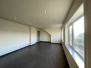 Op een uitstekende ligging aan het Groenplein te Zelzate bevindt zich dit instapklare 1-slaapkamerappartement met een aangenaam open zicht op...