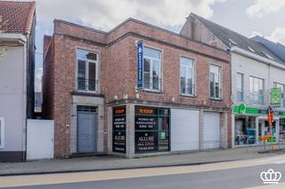 Verrassend ruime woning met handelsgelijkvloers, dubbele garage/carport en prachtige tuin gelegen op topligging in het centrum van...
