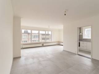 <p><span>’Recently renovated and ready to welcome new residents—that perfectly describes this bright, spacious apartment in Zwijndrecht. It’s ideally located just outside the city, featuring two bedrooms and a lovely little terrace.</span></p><p><span> </span></p><p><span>’Located on a quiet street within walking distance of Blancefloerlaan, you’ll find this renovated apartment in this small-scale building. Through the common hallway with its retro stone spiral staircase, you head to the first floor, where you enter the apartment into the large entryway that connects all the rooms.</span></p><p><span> </span></p><p><span>Sun-drenched living space</span></p><p><span>’The light gray tile floor flows seamlessly throughout the apartment and contrasts beautifully in the hall with the authentic built-in wooden cabinet. Through the double frosted-glass doors, you enter the L-shaped living area, which, at 32 m², is quite spacious. Although the 4.20-meter-wide facade certainly plays a part in that! So you have more than enough space here for a large corner sofa, a dining area, and even a small desk nook. Also nice: the marble windowsills found throughout—perfect for displaying plants—and the decorative moldings on the ceiling.</span></p><p><span>Adjacent to this is the fully equipped kitchen, featuring a 4-burner gas stove, range hood, oven, double sink, large refrigerator, freezer, and plenty of cabinet space.</span></p><p><span>Back in the hallway, you’ll find a spacious tiled bathroom, featuring a large walk-in shower, a wall-mounted toilet, a sink with a mirror, lighting, and a vent.</span></p><p><span>There is also a utility room, where the boiler is neatly concealed and you’ll find the connections for your washer and dryer.</span></p><p><span>Finally, at the quiet rear of the property, you’ll find a first, smaller bedroom with direct access to the cozy terrace—complete with lighting—and a large bedroom, both offering views of the green gardens below.</span></p><p><span> </span></p><p><span>Quiet, yet so close to the city</span></p><p><span>Here in this residential neighborhood on the border of Burcht and Zwijndrecht, you can enjoy peaceful living while still being centrally located, thanks to a variety of shops, a Lidl, schools, and parks nearby, as well as public transportation. With tram 3—just 500 meters from your front door—you’ll be at Groenplaats in 10 minutes! The well-known Blancefloerlaan is just around the corner, so from here you can easily get onto the Ring Road, heading toward St.-Niklaas, Ghent, or Antwerp.</span></p><p><span> </span></p><p><span> </span></p><p><span> </span></p><p><span> </span></p><p><span> </span></p><p><span> </span></p>