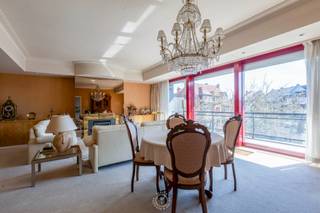 In het <strong>centrum van Sint-Niklaas</strong>, vlak bij de Grote Markt, bevindt zich dit <strong>ruime appartement met een oppervlakte van 141 m²</strong>. Het appartementsgebouw is uitgerust met een <strong>lift</strong> wat bijdraagt aan extra comfort en vlotte toegankelijkheid. Dankzij de <strong>centrale ligging </strong>zijn vele voorzieningen zoals winkels, horeca en openbaar vervoer op wandelafstand. De huidige eigenaar huurt een autostaanplaats achter het gebouw.<br /><br />De <strong>ruime leefruimte</strong> baadt in het licht dankzij de <strong>grote raampartijen </strong>en biedt directe toegang tot het <strong>zuidgerichte terras</strong>. De gezellige houtcassette en ingebouwde spots zorgen daarbij voor extra sfeer en comfort. Op het terras geniet je van een <strong>prachtig uitzicht op de Sint-Niklaaskerk en de levendige Houtbriel</strong>. Aansluitend bevindt zich een aparte, verzorgde keuken, eveneens met toegang tot het zonnige terras. Achteraan vinden we <strong>twee comfortabele slaapkamers</strong>, waarvan één beschikt over een <strong>ensuite badkamer</strong>, volledig afgewerkt in natuursteen. Verder is er nog een <strong>praktische was- en bergruimte met een extra lavabo</strong>.<br /><br />Ben jij op zoek naar een <strong>energiezuinig</strong> appartement met <strong>private kelderberging</strong> pal in het centrum van Sint-Niklaas? Dan is dit jouw kans! Plan een bezichtiging in met <strong>Hugo via mail: hdb@claves.be of bel: 0475/94.43.07.</strong>