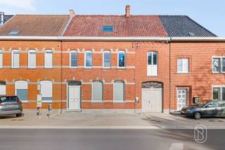 Instapklare gezinswoning met 3 slaapkamers, garage en aangename tuin!Op zoek naar een instapklare woning met voldoende ruimte voor het hele gezin? Ontdek deze aangename gezinswoning, centraal gelegen in Sint-Eloois-Winkel, met winkels, scholen en andere voorzieningen in de nabije omgeving.Bij het binnenkomen bereik je via de inkomhal de ruime en lichtrijke leefruimte, die rechtstreeks toegang biedt tot het terras en de tuin. Verder beschikt het gelijkvloers over een eetkamer, een volledig geïnstalleerde keuken, apart toilet en praktische berging.Op de eerste verdieping bevinden zich de overloop, drie ruime slaapkamers, dressing en 2 badkamers (waarvan 1 volledig vernieuwd). Daarnaast beschikt de woning over een ruime zolder die nog heel wat extra mogelijkheden biedt.Buiten geniet je van een aangename tuin met terras, terwijl de garage zorgt voor bijkomend praktisch comfort en bergruimte.Troeven: warmtepomp, dubbele beglazing (2023), praktische garage en aangename tuin, geïsoleerd dak.Een ideale gezinswoning voor wie op zoek is naar ruimte, comfort en een centrale ligging in Sint-Eloois-Winkel!