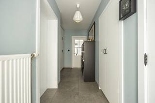 GELIJKVLOERSInkomhal 8 m² op tegel met gastentoilet en ingebouwde kasten. Leefruimte 30 m² op tegel. Keuken 12,5 m² op tegel met inductie kookplaat,...