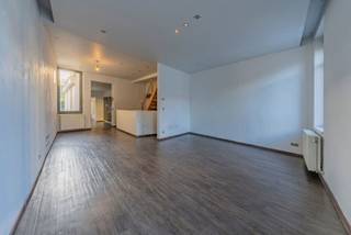 Maison fermée avec espace polyvalent dans la Hoenderstraat à WetterenCette maison fermée est située dans la Hoenderstraat à Wetteren et offre une disposition fonctionnelle avec possibilités d'activité indépendante au rez-de-chaussée et un espace de vie aux étages supérieurs. La maison s'étend sur quatre niveaux et convient aussi bien pour l'habitation propre que pour une combinaison habitation-travail.<br />Disposition<br />Rez-de-chaussée<br />- Hall d'entrée<br />- Débarras / garage<br />- Espace modulable adapté à une activité indépendante, un bureau ou un cabinet<br /><br />Premier étage<br />- Grand séjour<br />- Cuisine<br />- Salle de bains<br /><br />Deuxième étage<br />- Deux chambres<br /><br />Troisième étage<br />- Grande chambre mansardée, utilisable comme chambre, bureau ou espace de loisirs<br /><br />Atouts<br />- Située dans la Hoenderstraat à Wetteren<br />- Construction fermée<br />- Espace polyvalent au rez-de-chaussée<br />- Possibilité d'activité indépendante<br />- Séparation claire entre travail et vie privée<br /><br />- Quatre niveaux completsCette maison constitue une propriété pratique et polyvalente pour ceux qui recherchent une maison de ville compacte avec des possibilités d'utilisation supplémentaires. Grâce à la répartition sur plusieurs niveaux et à l'espace polyvalent au rez-de-chaussée, le bien offre de la flexibilité pour différentes affectations, tant privées que professionnelles. L'emplacement central à Wetteren rend ce bien intéressant pour une occupation propre ou comme investissement immobilier.<br /><br />Pour toute information ou une visite lors de la journée de visite : <br />kristof.de.clercq@albert.immo