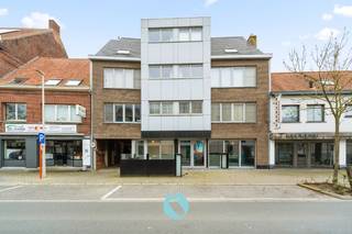 Dit gebouw bevindt zich in pal in het centrum van Sleidinge, een landelijke en groene deelgemeente van Evergem.Door zijn centrale ligging is het heel...