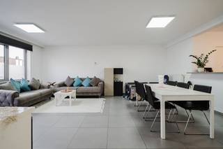 In Kortrijk bevindt zich deze omvangrijke en performante opbrengsteigendom, bestaande uit 12 appartementen en 2 handelspanden, aangevuld met...