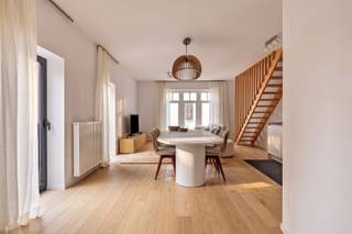 <p><span>OPEN HOUSE Thu, Aug. 27 This furnished duplex apartment is available for a no-obligation viewing on Thursday, August 27, between 5:30 p.m. and 6:30 p.m. You are most welcome! Located in the heart of Leuven’s historic center, the luxurious Vesalius development is situated in the immediate vicinity of shops and cozy restaurants and within walking distance of the train station. We are pleased to offer for rent this recently furnished duplex apartment, completed in 2016, with a net living area of no less than 89 m². This energy-efficient apartment, situated on the second and top floor, features a spacious entryway with a guest restroom, a majestic living room with an open, fully equipped kitchen, a night hall with custom-built closets, a spacious bedroom—also equipped with custom-built closets— and a bathroom with a bathtub, shower, toilet, and double sink. There is also a practical storage room. Additionally, the apartment offers a spacious basement storage unit and a private bicycle storage area. There is also the option to rent an underground parking space in the building for €100/month. In short, this apartment is definitely worth your consideration. Monthly fixed costs €125.00. </span></p>