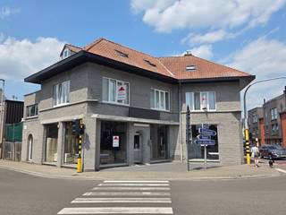 HANDELSRUIMTE VAN ONGVEER 160 M² +ZEER RUIM DUPLEXAPPARTEMENT MET 5 SLAAPKAMERS EN 2 BADKAMERS MET OP GELIJKVLOERS HANDELSPAND oprit met...