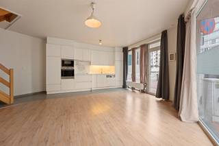 Centraal gelegen, lichtrijk duplex-appartement gelegen in een recent gebouw aan het Casinoplein van Blankenberge. Op de benedenverdieping:...