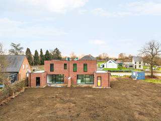 Deze halfopen nieuwbouwwoning is landelijk gelegen op slechts 5 km van het centrum van Heist-op-den-Berg en Wiekevorst en heeft achteraan...