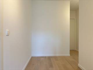 Ben je op zoek naar een nieuw plekje in het bruisende centrum van Leuven? Dit moderne nieuwbouwappartement biedt de perfecte balans tussen rust en de levendige stadsomgeving, en is bovendien direct beschikbaar!<br /><br />Gelegen in het nieuwe, duurzame woonproject Burenberg, biedt deze sfeervolle locatie een eigentijdse woonomgeving midden in de stad met een goede verbinding met de autosnelweg of openbaar vervoer.<br /><br />Het appartement is gelegen op de 2e verdieping en omvat een inkomhal met apart toilet en twee slaapkamers. De lichtrijke leefruimte bevat een volledig uitgeruste open keuken met eiland.<br />Het overdekte terras van 10m² vormt een mooie extra troef waar u het ganse jaar van kan genieten. Slaapkamer 1 beschikt over een annex badkamer met regendouche, toilet en lavabomeubel met LED-spiegel, de andere over een doucheruimte met lavabo en LED-spiegel.<br />Verder is er nog technische opbergruimte met aansluitingen voor een wasmachine en droogkast. <br />In de ondergrondse verdieping beschikt het appartement bovendien over één privatieve autostaanplaats, een kelderberging en een privatieve fietsenberging. Er kan een tweede autostaanplaats (met laadpaal) gehuurd worden aan 100 euro per maand.<br /><br />Dankzij de bijna energie-neutrale afwerking geniet je hier van een hoog wooncomfort. Het appartement wordt verwarmd door vloerverwarming via een geothermisch net en een ventilatiesysteem.<br />De vloerverwarming kan passief koelen en voor de zeer warme dagen beschikt u over een design-airco element in de leefruimte. Het EPC-certificaat is nog onderweg maar een zeer degelijke A-score is gegarandeerd!<br /><br />Het appartement werd volledig geschilderd en wordt nog voorzien van lichtarmaturen, gordijnen en vliegenramen. In beide slaapkamers en de inkomhal worden ingebouwde kasten voorzien.<br /><strong>Kortom, een comfortabel, modern en energiezuinig appartement dat vanaf 1 juli beschikbaar is voor bewoning!</strong><br /><br />De huurprijs bedraagt €1550 per maand, met € 90 provisie per maand voor het onderhoud en verbruik van de gemeenschappelijke delen. Nutsvoorzieningen zijn apart af te sluiten.<br /><br />Lijkt dit ruime, moderne en uitstekend gelegen 2-slaapkamerappartement echt iets voor jou? Wees er dan snel bij en maak zelf een afspraak via onze online agenda onder 'bezoekmoment kiezen. Of neem gerust contact met ons op voor verdere informatie of om een bezichtiging te regelen, via telefoon op 016 23 90 81 (elke weekdag bereikbaar tussen 10u en 13u). Dit is een geweldige kans die u niet wilt missen!