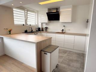 Op zoek naar een instapklaar appartement met een uitstekende ligging en een gunstig energieverbruik? Dan is dit verzorgde appartement op de tweede verdieping zeker een bezoek waard.<br /><br />Het appartement beschikt over een ruime en lichtrijke leefruimte met open keuken, twee slaapkamers (15 m² en 10 m²), een polyvalente ruimte van 5,5 m² en een volledig betegelde badkamer met inloopdouche. Daarnaast is er een afzonderlijk toilet en een praktische inkomhal met voldoende circulatieruimte.<br /><br />De polyvalente ruimte wordt momenteel gebruikt als berging, maar kan perfect ingericht worden als bureau, hobbyruimte, dressing of extra opbergruimte.<br /><br />Via de tweede slaapkamer heeft u toegang tot het westgericht terras, waar u kunt genieten van de namiddag- en avondzon.<br /><br />Dankzij de conforme elektriciteitskeuring, het gunstige EPC-label B, de driedubbele beglazing en de vloerverwarming in de badkamer, keuken en gang biedt dit appartement een aangenaam wooncomfort met lage energiekosten. De grootste slaapkamer is bovendien uitgerust met airconditioning voor extra comfort tijdens warme zomerdagen.<br /><br />Troeven<br /><br />✓ 80 m² bewoonbare oppervlakte<br />✓ 2 volwaardige slaapkamers<br />✓ Polyvalente ruimte (berging, bureau, dressing of hobbyruimte)<br />✓ Airconditioning in de grootste slaapkamer<br />✓ Westgericht terras<br />✓ EPC B - 106 kWh/m² jaar<br />✓ Conforme elektriciteit<br />✓ Vloerverwarming in badkamer, keuken en gang<br />✓ Driedubbele beglazing<br />✓ Lift aanwezig<br />✓ Veiligheidsdeur<br />✓ Twee privatieve kelderbergingen<br />✓ Lage gemeenschappelijke kosten<br />✓ Nabij winkels, scholen, openbaar vervoer en recreatiemogelijkheden