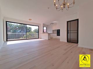 <p><span>Juist gerenoveerd hoekappartement te huur op de 7e verdieping met groot terras.</span></p><p><span> </span></p><p><span>Het appartement bevindt zich in de parkresidentie Mariahof, op een toplocatie nabij het centrum van Edegem en op wandelafstand van het station en centrum van Hove. Rustig gelegen in het groen maar toch in de buurt van winkels en openbaar vervoer.</span></p><p><span> </span></p><p><span>Het appartement is net gerenoveerd met onder andere een nieuwe keuken, nieuwe badkamer, nieuwe aluminium ramen, nieuwe verwarmingstoestellen,..</span></p><p><span>Met een lift komen we op de 7e verdieping. Het appartement heeft een inkomhal met plaats voor een grote kast, een ruime, lichtrijke living met open keuken met eiland. De keuken is voorzien van alle comfort met ingebouwde oven, microgolfoven, inductievuur, grote ijskast, aparte diepvries en ingebouwde vaatwasser. Verder is er een apart toilet, gang met ingemaakte kast, badkamer met grote inloopdouche en plaats en voorziening voor wasmachine en droogkast. Er zijn 2 slaapkamers; 1 grote van 14m² en een kleinere van 10 m². Beide slaapkamers geven ook uit op het terras. Dit west georiënteerde terras van 14 m² heeft een prachtig groen zicht waar je kan genieten van de ondergaande zon, zelfs vanuit de woonruimte. Er is ook een elektrisch zonnescherm.</span></p><p><span> </span></p><p><span>Er is nog een kleine berging op de zolder aanwezig.</span></p><p><span> </span></p><p><span>Het appartement heeft een laag EPC B, elektriciteit uiteraard conform.</span></p><p><span> </span></p><p><span>De maandelijkse kosten zijn 250 Euro en zijn een provisie voor private verwarming en water, onderhoud gebouw en tuin, afval en algemene kosten. Enkel elektriciteit afzonderlijk.</span></p><p><span> </span></p><p><span>Mogelijkheid tot het huren van een garagebox met ervoor nog een extra privé parkeerplaats voor 100 Euro per maand.</span></p><p><span> </span></p><p><span>Er zullen nog kleine afwerkingen gebeuren en is beschikbaar vanaf einde juli. Bezichtigingen zijn mogelijk vrijdag 17 en zaterdag 18 juli. </span></p>