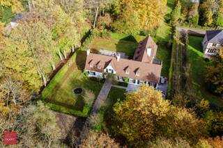 Prachtige klassevolle villa van architect Viérin bestaande uit inkomhal, ruime lichtijke living met eetplaats, zitplaats en open haard,...