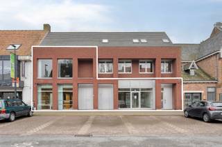 <span><span>In het dorpscentrum van <strong>Dadizele</strong>, deelgemeente van Moorslede, bieden we u dit ruime<strong> handelspand of kantoorruimte</strong> aan gelegen op een commerciële locatie met <strong>veel passage en zichtbaarheid</strong>. Het pand, gelegen in de schaduw van de basiliek van Dadizele, situeert zich in een kleinschalige residentie 'Torreke' met slechts 2 entiteiten.<br /><br />Deze statige bebouwing werd opgericht in het jaar <strong>2000</strong> en bevindt zich in een uitstekende staat.<strong> In een handomdraai kan dit pand terug perfect functioneren als handelszaak of kantoorruimte.</strong> Het voormalige bankkantoor beschikt maar liefst over een <strong>bruikbare vloeroppervlakte van 410 m²</strong> verdeeld over <strong>3 verdiepingen</strong>. Daarnaast is er ook een <strong>tuin</strong> aanwezig met doorgang (wandelpaadje) naar de straat. De perceeloppervlakte bedraagt <strong>611 m²</strong>. Het eigendom wordt <strong>bemeubeld </strong>verkocht.<br /><br />Het pand beschikt over een aandeel in het gebouw van 645/1.000sten. Er is geen VME of syndicus. Bovendien is er geen renovatieverplichting, aangezien men kan genieten van een <strong>gunstig energielabel C</strong>. Daarnaast is het eigendom ook<strong> asbestveilig</strong> en is er een <strong>conform attest van elektrische keuring</strong> aanwezig. De ramen zijn uitgerust met<strong> dubbele beglazing en aluminium raamkozijnen</strong>. Verwarming gebeurt met<strong> CV-installatie</strong> op aardgas (luchtafgifte) en deels elektrisch (op heden niet meer in gebruik en na te zien op goede werking). Er is ook <strong>ventilatie </strong>en een <strong>airco-unit </strong>voorzien (luchtgroep op dak).<br /><br /><u>De indeling van de ruimtes is als volgt:</u><br /><strong>Kelderverdieping</strong>: lange gang met archiefruimte - servicelokaal - kluis - berging - sas - kruipruimte.<br /><strong>Gelijkvloers</strong>: inkom/lobby met loket, toegang tot tellerlokaal en veiligheidssas - grote, polyvalente binnenruimte - trapzaal naar kelder en eerste verdieping - balie/receptie - berging en technische ruimte - backoffice - 7 à 8-tal burelen.<br /><strong>Eerste verdieping</strong>: refter met keuken - sanitair gedeelte - technisch lokaal.<br /><strong>Exterieur</strong>: zuidgerichte tuin met terras met doorgang naar straat (erfdienstbaarheid).<br /><br />Wenst u meer informatie of graag een plaatsbezoek? Contacteer <strong>Diksimmo</strong> op het nummer<strong> 051 50 11 51</strong> of mail naar diksmuide@diksimmo.be.</span></span>