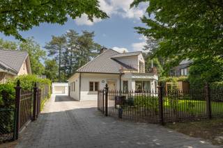 <p><span>Een moderne villa met EPC label A, 4 ruime slaapkamers, 2 badkamers, 2 garages en 3 zonneterrassen nabij het centrum van Heide- Kalmthout.</span></p><p><span> </span></p><p><span>In een rustige, kindvriendelijke omgeving, op een onderhoudsvriendelijk perceel van 965m².</span></p><p><span>Nabij het centrum, met winkels en openbaar vervoer om de hoek; vlakbij scholen en goede verbindingswegen.</span></p><p><span> </span></p><p><span>Gelijkvloers:</span></p><p><span>Centrale inkomhal met gastentoilet en traphal. De riante en lichte leefruimte van ca 75m² met gezellig salon, leuke eetkamer en knusse tv hoek met gashaard. De ingerichte open keuken geeft rechtstreeks uit op het terras. De volledige benedenverdieping hebben veel raampartijen genieten veel lichtinval.</span></p><p><span>Buiten een mooi aangelegde tuin met ruime zonneterrassen. Leuk en onderhoudsvriendelijk aangelegd. Volledig tot rust komen.</span></p><p><span>Tenslotte de 2 garages met automatische sectionaal poorten.</span></p><p><span>Op de 1ste verdieping kom je via de trap. Hier is momenteel een volledig apart appartement in ondergebracht, als kangoeroe woongedeelte. </span></p><p><span>De 2</span><span><sup>de</sup></span><span> grote slaapkamer ligt naast de badkamer met ligbad, royale inloopdouche, toilet en lavabomeubel met spiegel.</span></p><p><span>Verder een 3</span><span><sup>de</sup></span><span> en 4</span><span><sup>de</sup></span><span> slaapkamer, welke momenteel is ingericht als leefruimte met eetkamer en salon dat uitgeeft op een gezellig terras.</span></p><p><span> </span></p><p><span>Algemeen:<br />Tijdloze stijl van woning met veel ruimte en lichtinval; letterlijk instapklaar!</span></p><p><span>De woning is van 2005 en heeft een gezonde en solide constructie (aannemer Jos Dejongh)</span></p><p><span>Ruime regenwatervoorziening. In 2025 werd deze grondig opgefrist; HRtop hoogrendements condensatieketel, verwarming op aardgas; vloerverwarming op het gelijkvloers, airconditioning en zonnepanelen.</span></p><p><span>Een gunstig EPC A met een score van 97kWh/m²<br /><br /></span></p><p><span>Zeer centraal gelegen nabij het centrum van Heide Kalmthout, in de omgeving van winkels, scholen, goede invalswegen en openbaar vervoer. Uitstekende bereikbaarheid met MobiScore van 7,3/10.</span></p><p><span>Wie de voordelen van een centrale locatie in het groen zoekt, overal vlak bij, <br />met rustige terrassen en een kwaliteitswoning, moet niet verder zoeken.</span></p><p><span> </span></p><p><span>Zeker een bezoek waard en kom de vele en aangename details snel ontdekken! Neem contact op via 036466655 of niko@sinjoor.be</span></p><p><span> </span></p>