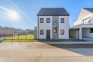 Bent u op zoek naar een instapklare woning met 3 slaapkamers, in een rustige buurt te Serskamp? Zoek niet verder! Deze nieuwbouwwoning van 2025...