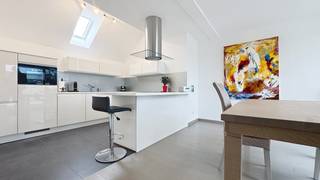 We Invest Sud-Luxembourg presenteert dit prachtige luxueuze appartement gelegen in Aarlen, met ruime volumes en modern wooncomfort. Het is als...