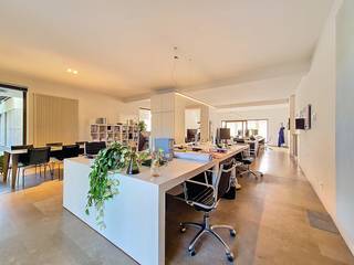 Vous recherchez un espace de bureau prêt à emménager dans le centre de Gand ? Cet espace à la décoration moderne de la Residentie Canal House, conçu par Robbrecht & Daem, offre un environnement de travail élégant et professionnel dans un emplacement privilégié. L'espace de bureau ouvert est lumineux, entièrement meublé et équipé de placards intégrés. En outre, il y a une kitchenette privée avec four micro-ondes et réfrigérateur, des toilettes séparées et un débarras pratique.L'emplacement est idéal : à distance de marche du centre historique et facilement accessible en vélo, en transports en commun ou en voiture. Pour ceux qui arrivent en voiture, deux places de parking souterraines peuvent être louées en option. L'espace extérieur commun constitue un avantage supplémentaire.Surface :Bureau (rez-de-chaussée) : 113 m²Spécifications :- Éclairage LED- Prêt à emménager- Chauffage au gaz naturel- Coin cuisine - Sanitaire- MeubléDisponibilité :Disponible immédiatement.Êtes-vous intéressé par ce bureau à louer dans le centre de Gand, sur la Coupure ? N'hésitez pas à nous contacter au 09 245 35 35 ou à business.gent@dewaele.com