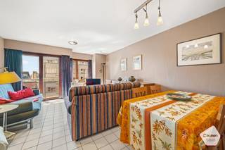 Cet appartement d'une chambre, bénéficie d'un <strong>emplacement</strong> <strong>exceptionnel</strong>, juste derrière la digue, à quelques pas du centre-ville et des transports en commun.<br /><br />En entrant dans l'appartement, on trouve immédiatement sur la gauche le <strong>salon</strong> <strong>lumineux</strong>. Grâce aux <strong>grandes</strong> <strong>baies</strong> <strong>vitrées</strong>, vous profitez d'une agréable lumière naturelle. Depuis le salon, vous avez un accès direct à la <strong>petite</strong> <strong>terrasse</strong> <strong>ensoleillée</strong>. Adjacente au salon, la <strong>cuisine</strong> est <strong>équipée</strong> de <strong>tout</strong> <strong>le</strong> <strong>nécessaire</strong>. L'appartement dispose également de <strong>toilettes</strong> <strong>séparées</strong>, d'une <strong>salle</strong> <strong>de</strong> <strong>bains</strong> avec <strong>baignoire</strong> et d'une <strong>chambre</strong> <strong>séparée</strong>. Vous y trouverez également une deuxième terrasse. <br /><br />L'appartement est situé au <strong>4e</strong> <strong>étage</strong> et est bien sûr accessible par <strong>ascenseur</strong>. Il dispose également d'un <strong>certificat</strong> <strong>PEB</strong> <strong>favorable</strong> ainsi que d'un <strong>contrôle</strong> <strong>électrique</strong> <strong>conforme</strong>.<br /><br />Compte tenu de ses <strong>nombreux</strong> <strong>atouts</strong>, cet appartement peut servir de résidence principale, de résidence secondaire ou d'investissement.