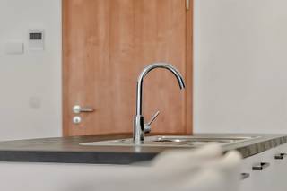 Ontdek dit verzorgd en instapklaar appartement, gelegen op de tweede verdieping van een kleinschalige residentie, gebouwd in 2007. Dankzij de rustige residentie en de praktische indeling is dit appartement ideaal voor zowel starters, gezinnen als investeerders.<br /><br />Bij het binnenkomen word je verwelkomd in een ruime inkomhal die toegang biedt tot de lichtrijke leefruimte met een recent vernieuwde, open keuken. De grote raampartijen zorgen voor een aangename lichtinval en geven rechtstreeks toegang tot het balkon, waar je heerlijk kan genieten van de zon en een gezellig aperitief.<br /><br />Verder beschikt het appartement over twee ruime slaapkamers, een comfortabele badkamer met ligbad en een apart toilet. Naast de keuken bevindt zich een praktische berging met aansluitingen voor een wasmachine en droogkast.<br /><br />Een absolute meerwaarde is de ruime garage met elektriciteitsaansluiting, die inbegrepen is in de verkoopprijs (waarde €35.000). Hierdoor beschik je niet alleen over een veilige parkeerplaats, maar ook over extra opbergruimte.<br /><br />Ben je op zoek naar een instapklaar appartement met alle comfort, een garage inbegrepen én gelegen in een rustige residentie? Dan is dit zeker een bezoek waard.<br /><br />Interesse? Neem contact op via emre@devastgoedlink.be of bel naar 0456 65 05 26 voor meer informatie of een bezoek.