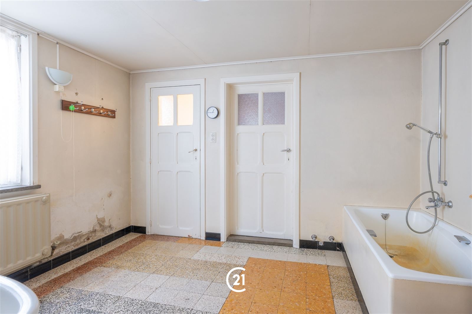 Te renoveren woning met ruime garage in centrum Zottegem! - foto 5