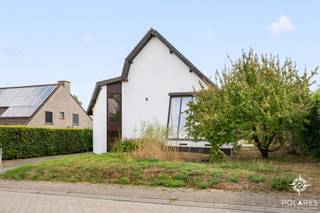 Plan uw bezoek via www.polares.eu! <br /><br />Gelegen in een doodlopende straat in Herent kan je deze vrijstaande woning met drie slaapkamers terugvinden. <br /><br />De inkomhal, voorzien van vestiaire & gastentoilet, brengt je naar de leefruimte met open keuken. De keuken is volledig geïnstalleerd en voorzien van al het nodige comfort. Aansluitend aan de keuken kan je de wasplaats terugvinden, voorzien van de nodige aansluitingen - alsook het einde van de waskoker. Via de wasplaats bereik je ook de ruime kelder met voldoende bergplaats. <br /><br />De leefruimte is voorzien van grote raampartijen, waardoor deze baadt in het natuurlijk licht. Er zijn hier ook screens voorzien om op warme dagen het zonlicht ook buiten te houden. Extra gezelligheid brengt de gashaard. Vanuit de leefruimte brengt de trap je naar een afzonderlijke plaats. Deze kan je gebruiken als bureau, speelhoek, hobbykamer... <br /><br />De trap naar de bovenverdieping brengt opnieuw een flexibel in te richten ruimte. Verderop in de hal kan je een apart toilet alsook de badkamer terugvinden. De badkamer is voorzien van een ruime inloopdouche, bad & dubbele wastafel. Van hieruit vertrekt ook de waskoker naar de wasplaats. Enkele treden hoger kan je de drie slaapkamers terugvinden. Hier is via het luik ook toegang tot de zolder. <br /><br />Genieten kan je in de tuin op één van de twee terrassen, waardoor je altijd wel een plaats met zon hebt. <br />Jouw wagen kan je parkeren op de ruime oprit. Fietsen en tuingereedschap kan je opbergen in het tuinhuis.