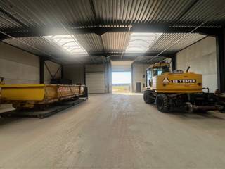 NIEUW MAGAZIJN 600 M² - 2  HOGE AUT. POORTEN VAN 4.40 METERBINNENHOOGTE 7  METER  2 W.C   BUREELHOEK VOOR POORTEN  KAN GEPARKEERD WORDEN ( OPRIT ZAL...